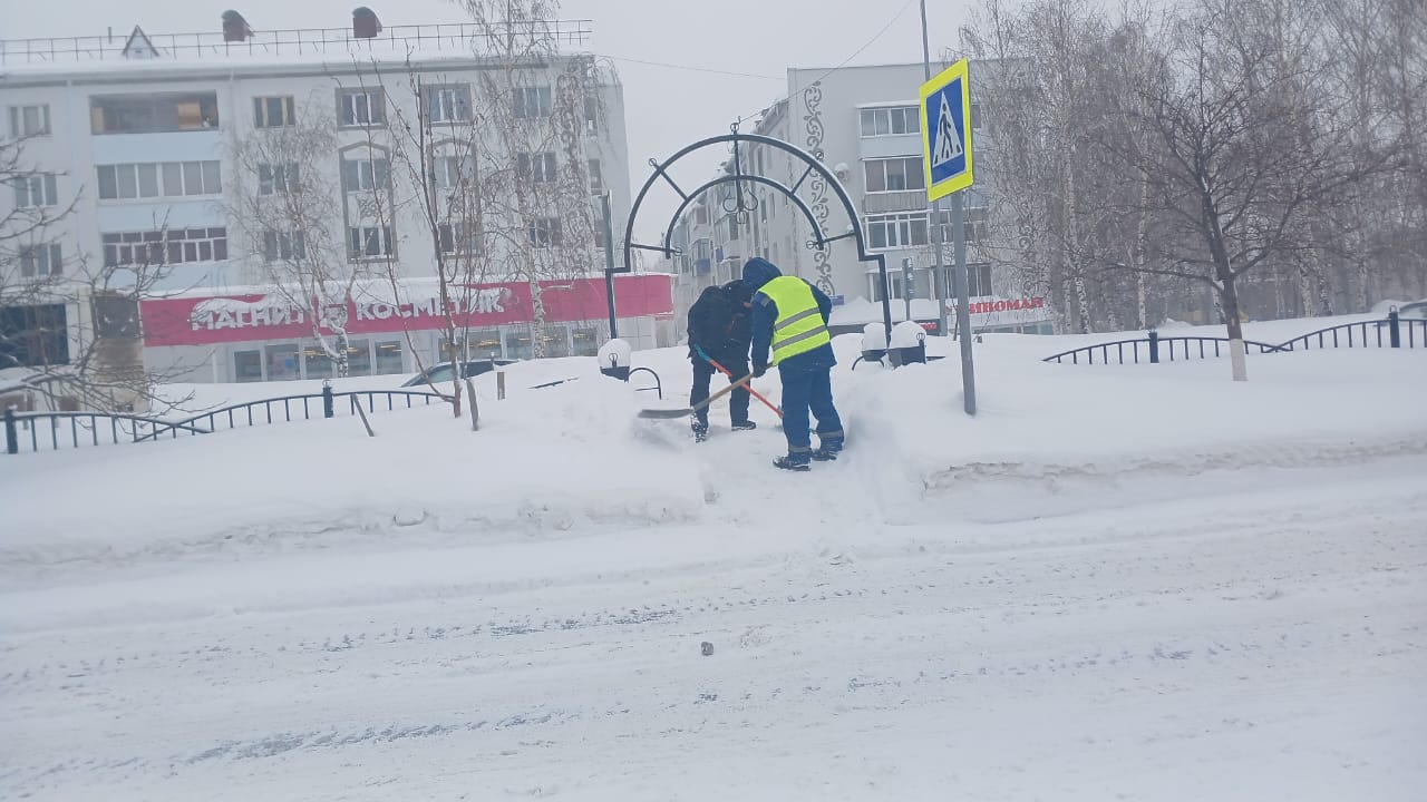 В Елабуге расчищают снег на остановочных павильонах и тротуарах |  07.02.2024 | Елабуга - БезФормата